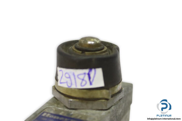 honeywell-BZE7S-2RN-B-micro-switch-(Used)-2