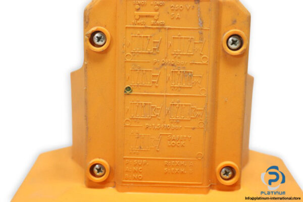 univer-AM-5001-pneumatic-foot-valve-(used)-3