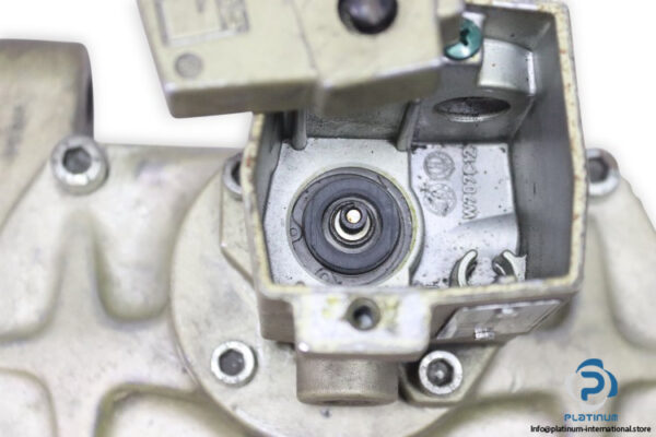 ross-D2776B8011-single-solenoid-valve-w_o-coil-(new)-2