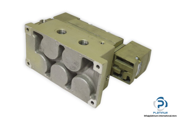 ross-W7077C6331-double-solenoid-control-valve-with-sub-base-(new)-1