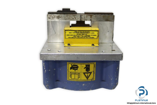 siegenia-ZOX14381-pneumatic-punching-tool-(used)-1