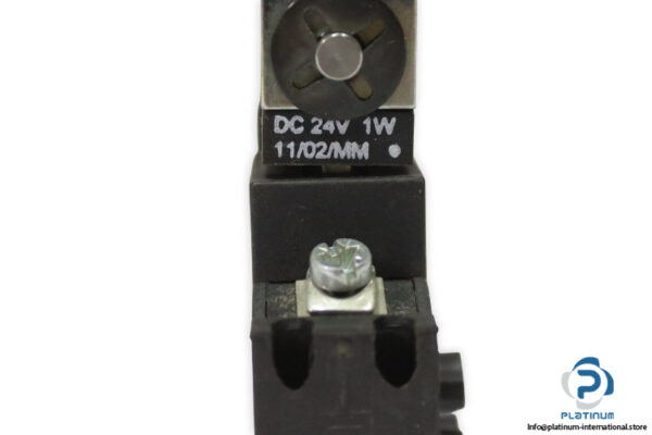 Crouzet-81513200-miniature-control-valve(used)-1