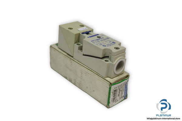telemecanique-xs7-c40dp210-inductive-sensor(new)