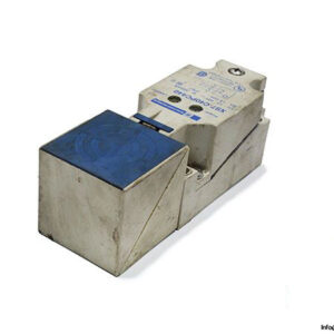telemecanique-XS7C40PC440-inductive-sensor