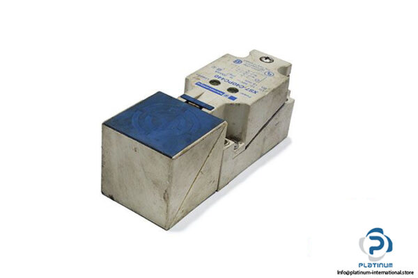 telemecanique-XS7C40PC440-inductive-sensor
