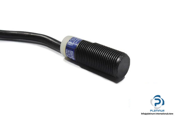 telemecanique-xs4p12pa340-inductive-sensor-1