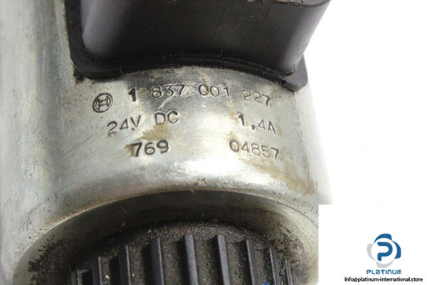 bosch-0-810-091-201-24-v-solenoid-operated-directional-valve-2