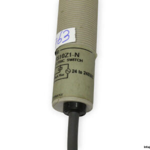 omron-e3f2-ds10z1-n-photoelectric-sensor-used-3