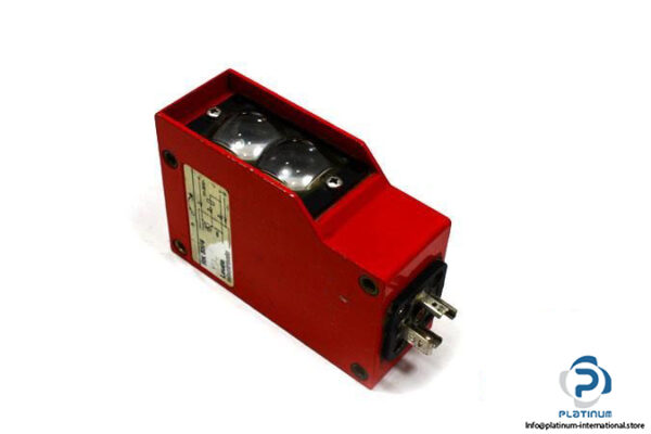 LEUZE-RK-854-PHOTOELECTRIC-DIFFUSE-SENSOR_675x450.jpg
