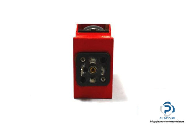 LEUZE-RK-854-PHOTOELECTRIC-DIFFUSE-SENSOR4_675x450.jpg