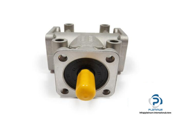 POGGI-2012-R11-D12-3-WAY-RIGHT-ANGLE-GEARBOX-WITH-HOLLOW-SHAFT4_675x450.jpg
