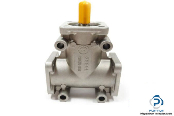 POGGI-2012-R11-D12-3-WAY-RIGHT-ANGLE-GEARBOX-WITH-HOLLOW-SHAFT5_675x450.jpg