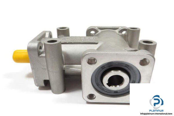 POGGI-2012-R11-D12-3-WAY-RIGHT-ANGLE-GEARBOX-WITH-HOLLOW-SHAFT6_675x450.jpg