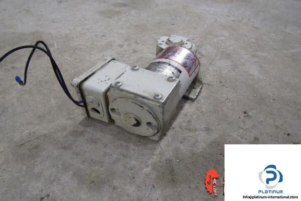 LENZE-1312145-250-SERVO-MOTOR-WITH-GEAR4_675x450.jpg