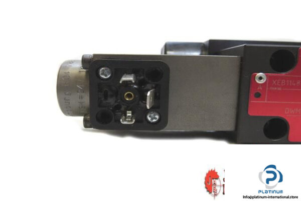 MOOG-XEB11483-000-01-2-WAY-PROPORTIONAL-THROTTLE-CARTRIDGE-VALVE6_675x450.jpg