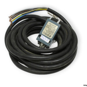 pizzato-FA-4101-4DN-prewired-position-switch-with- short-piston-plunger-(used)