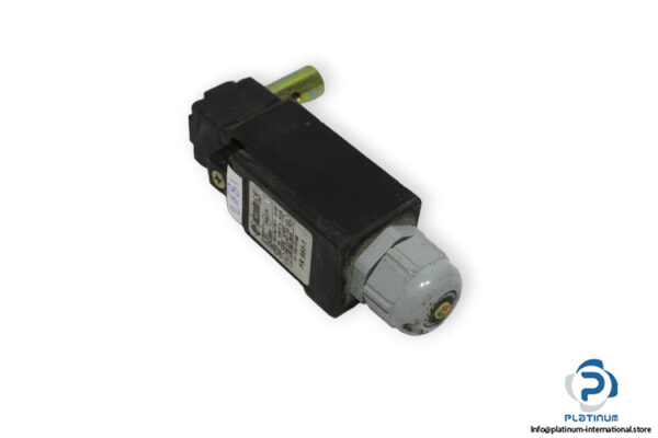 pizzato-FR-995-1-positive-opening-security-hinge-switch-(used)