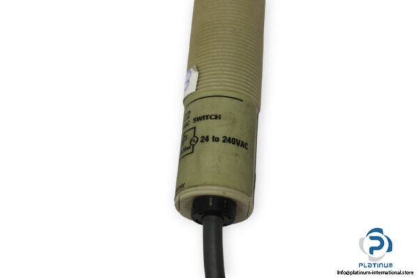 omron-E3F2-R2Z2-photoelectric-retroreflective-sensor-used-3