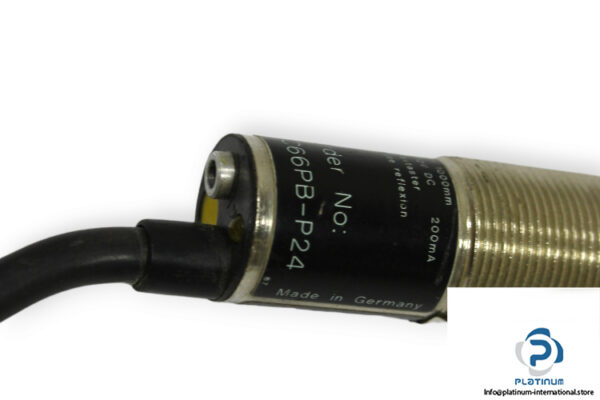 wenglor-UC66PB-P24-photoelectric-diffuse-sensor-used-4
