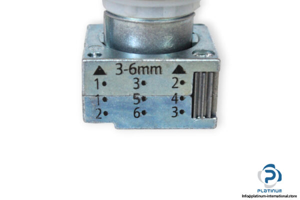 siemens-3SB3-500-2KA11-toggle-switch-(new)-3