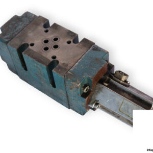 Bosch-0-811-404-180-directional-control-valve-pilot-operated-(used)