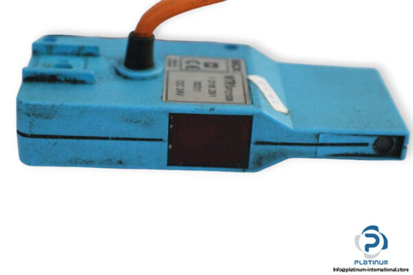 sick-WTR1-P21S09-photoelectric-proximity-sensor-used-4