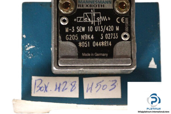 Vickers-M-3-SEW-10-U13_420-M-G205-N9K4-3-02733-solenoid-operated-directional-valve-(used)-2