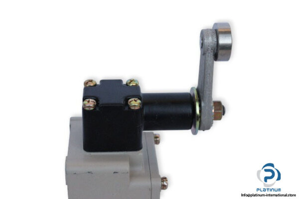 omron-2XH-CA2-limit-switch-(used)-1