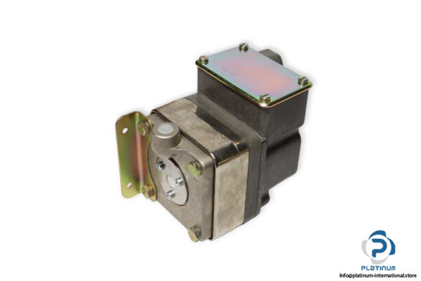 barksdale-DPD2T-M3SS-diaphragm-differential-pressure-switch-(new)-1