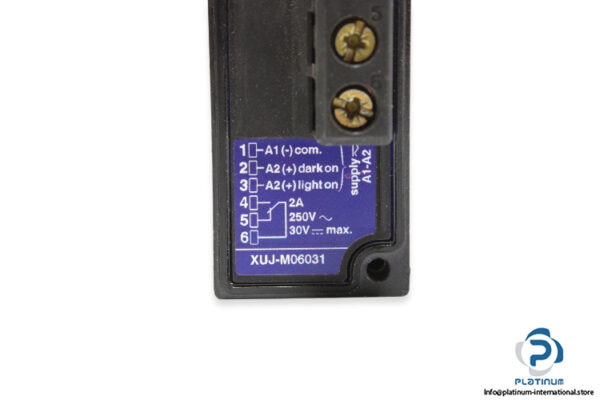 telemecanique-XUJ-M06031-photoelectric-reflex-sensor-used-3