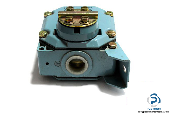 telemecanique-xcrb11-metal-spring-return-rotary-limit-switch-3