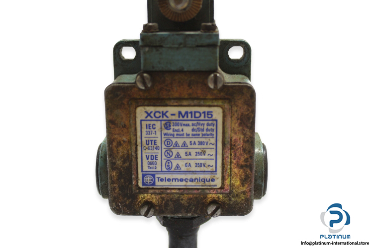 telemecanique-xck-m1d15-limit-switch-1