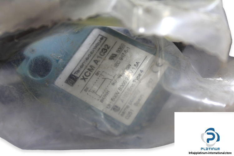 telemecanique-xcm-a1032-limit-switch-1
