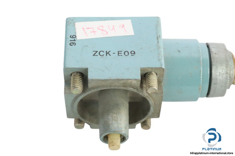 telemecanique-ZCK-E09-limit-switch-head-(used)-1