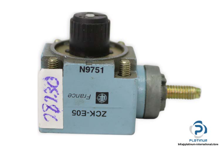 telemecanique-ZCK-E05-limit-switch-head-(used)-1