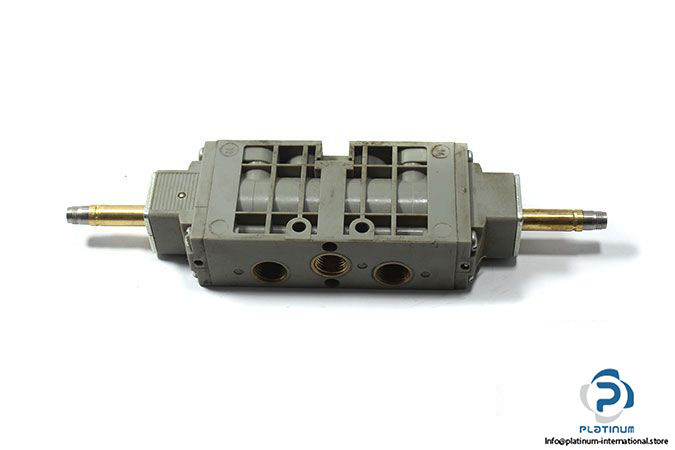bosch-0-820-023-995-double-solenoid-valve-1