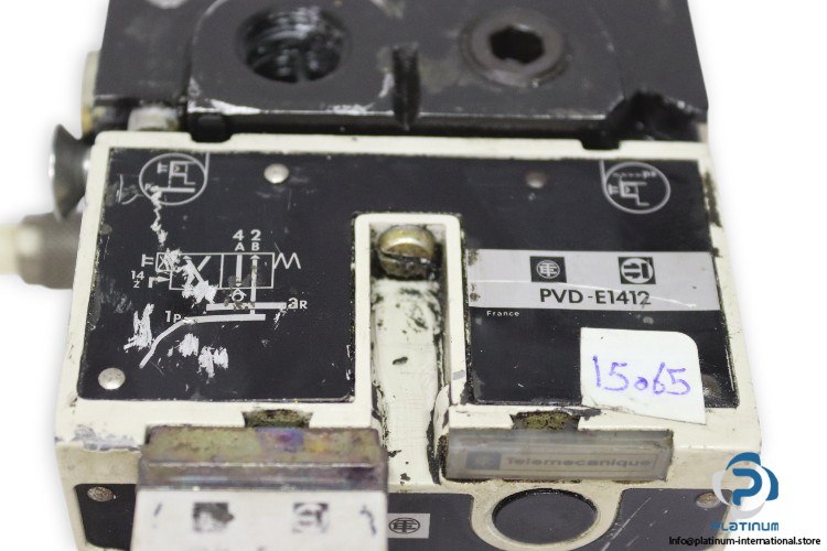 telemecanique-PVD-E1412-air-pilot-valve-(used)-1