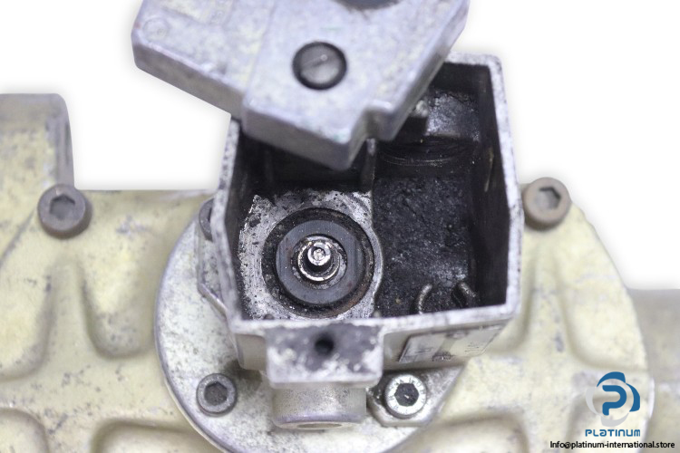 ross-D2776A7001-single-solenoid-valve-w_o-coil-(used)-2
