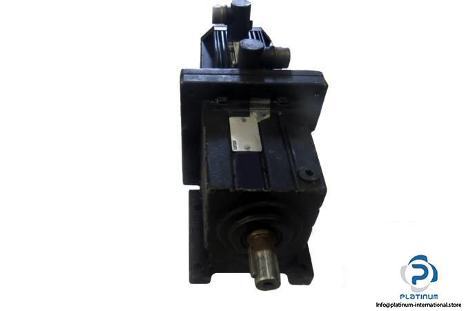 lenze-mdsksrs056-23-sevo-motor-with-gearbox3_675x450