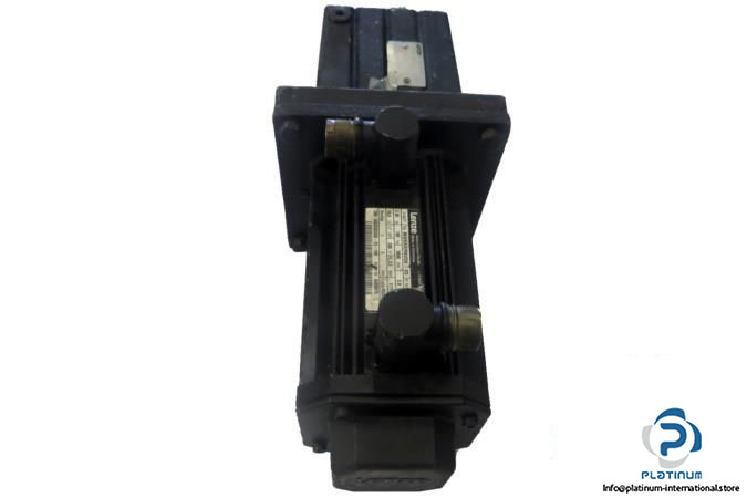 lenze-mdsksrs056-23-sevo-motor-with-gearbox6_675x450