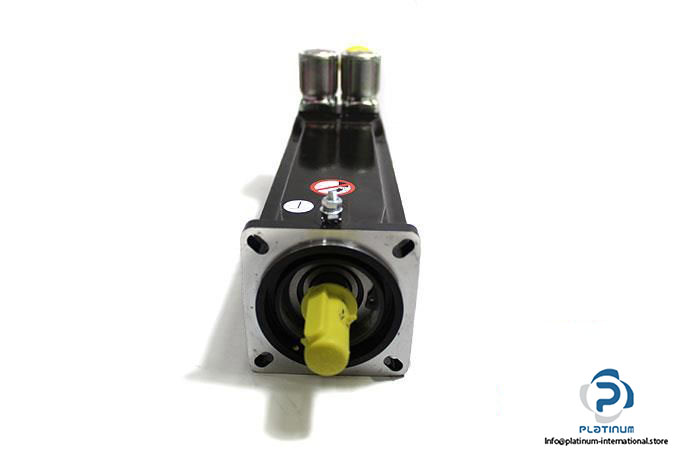 schneider-bsh0703p11a2a-servo-motor3_675x450