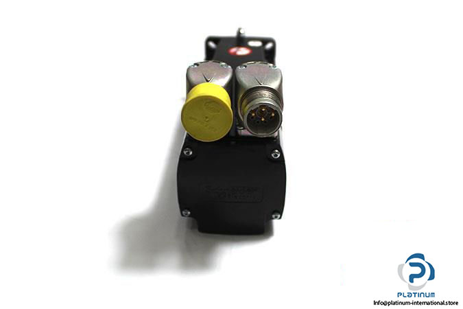 schneider-bsh0703p11a2a-servo-motor5_675x450