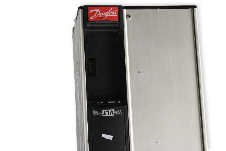 danfoss-VLT5032PT5C20SBR3D0F00A00C0-frequency-inverter-(used)-1