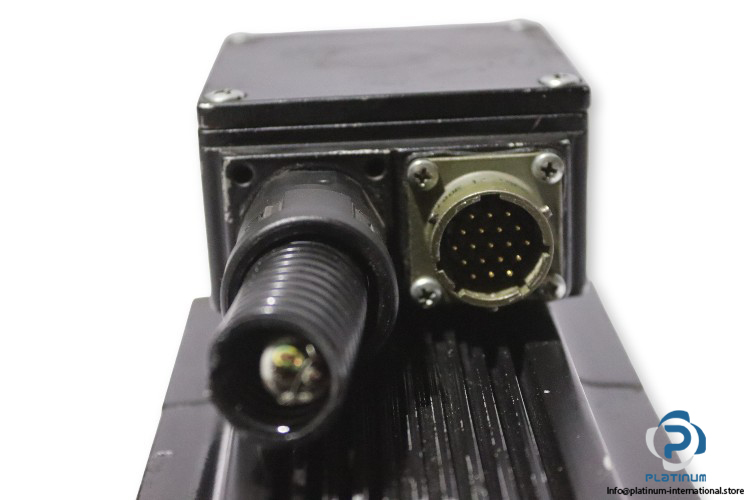 moog-FAS-T-1-M4-030-00-02-00-brushless-servomotor-(used)-1