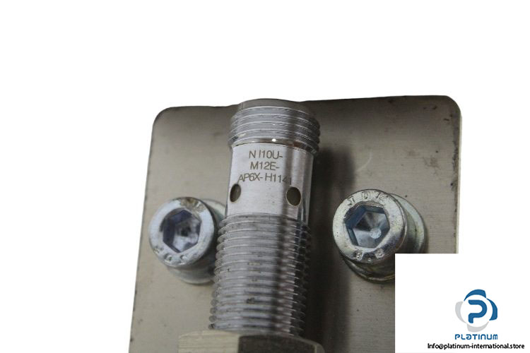 turck-ni10u-m12e-ap6x-h1141-inductive-sensor-3