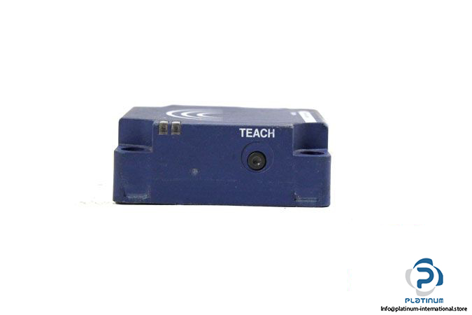 telemecanique-xs8c1a1mal01u20-inductive-sensor-3