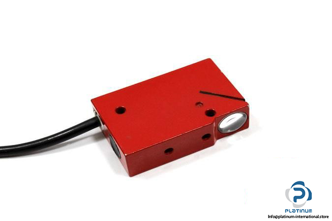leuze-rk-182-ga-g-photoelectric-retro-reflective-sensor3_675x450