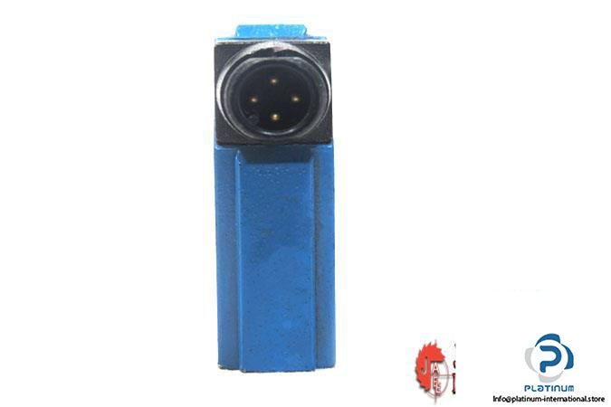 sick-wl12-p4371-photoelectric-retro-reflective-sensor4_675x450