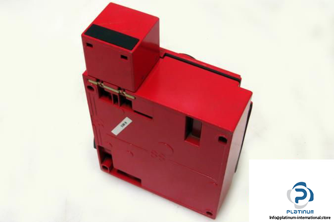 telemecanique-xcs-e-safety-interlock-switch3_675x450
