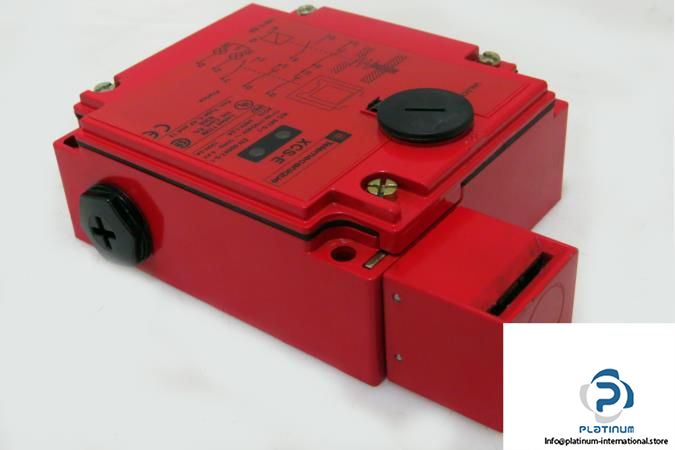 telemecanique-xcs-e-safety-interlock-switch5_675x450